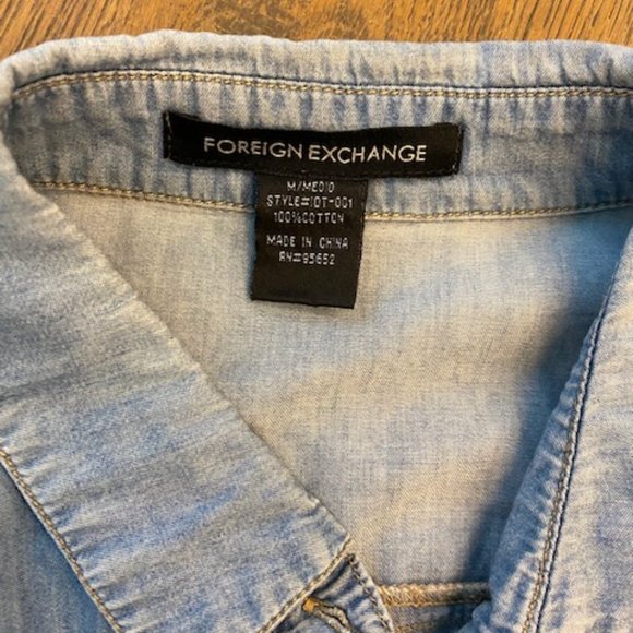FOREIGN EXCHANGE 100% Cotton, Lightweight Demin Button Up Top / Womens Size M - Picture 2 of 4